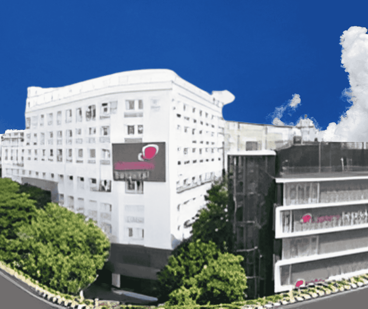 Overseas patient consulting senior doctor at Kauvery Hospital – seamless medical travel with VivaVel.com